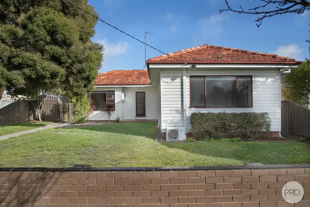 NEAT AS A PIN, 3BR HOME WITHIN WALKING DISTANCE TO SHOPS