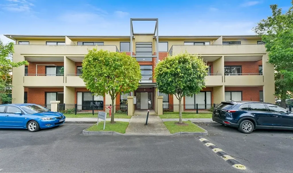 *FURNISHED* FULLY RENOVATED TWO-BEDROOM APARTMENT CLOSE TO MONASH MEDICAL CENTRE
