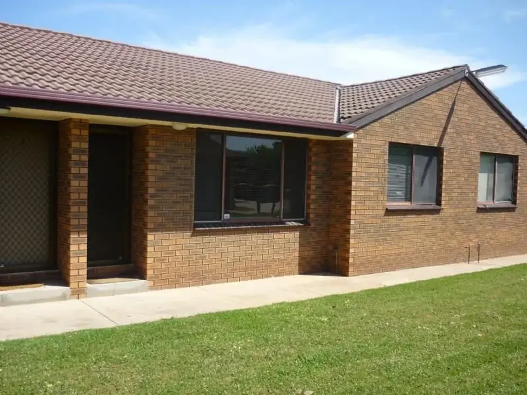 Walking distance to Lavington Shopping Centre!