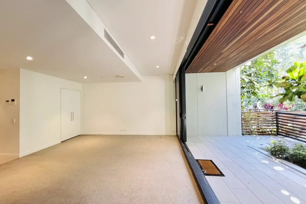 Huge Yard & Open Balcony & Double Balconies & Spacious & Quiet & Secure & Kitchen Island & Bathtub & 1-Min Walk to Metro