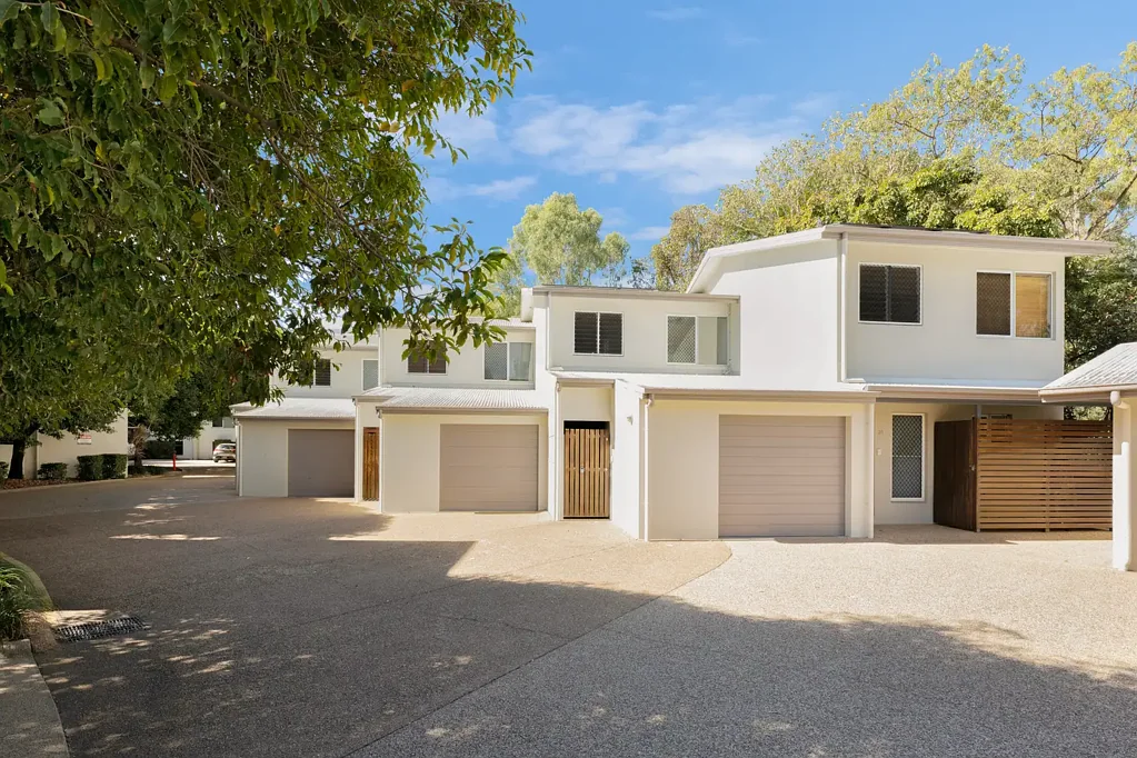 Douglas 2 Slaapkamer Refurbished townhouse with court yard close to university and hospital.