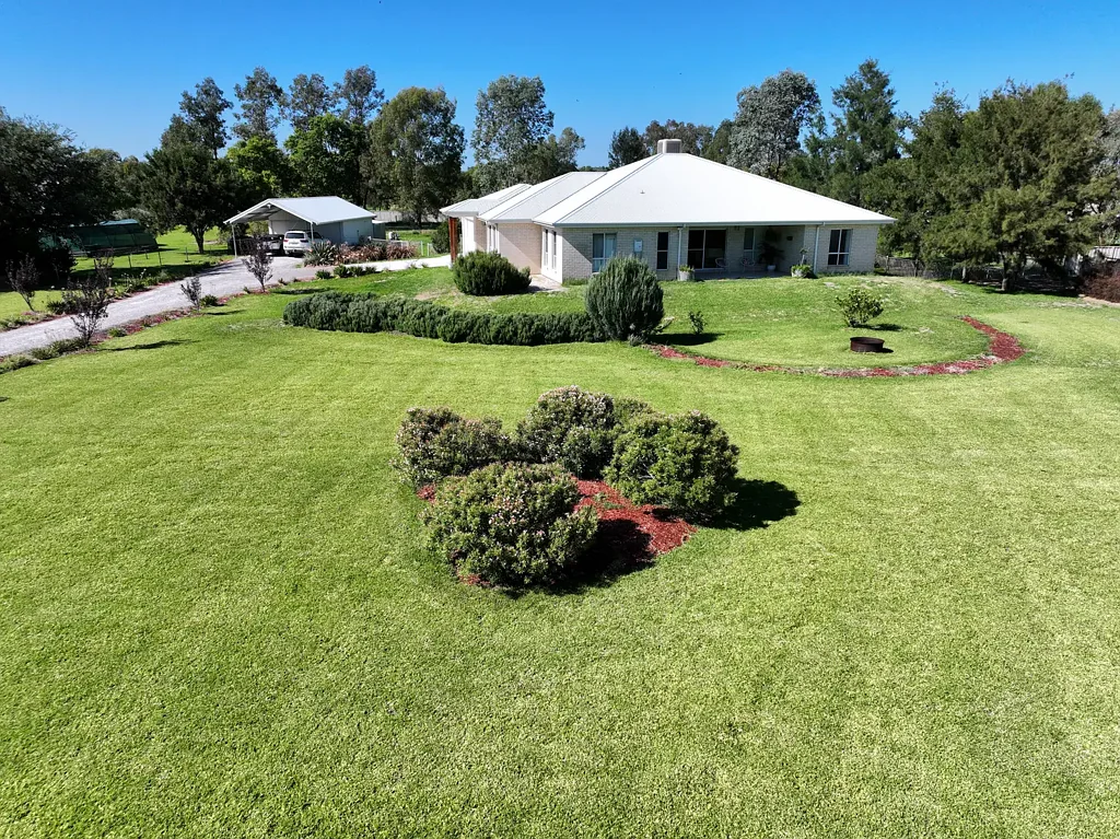 Narrabri 4침실 Landscaped Acreage With Modern Brick Home