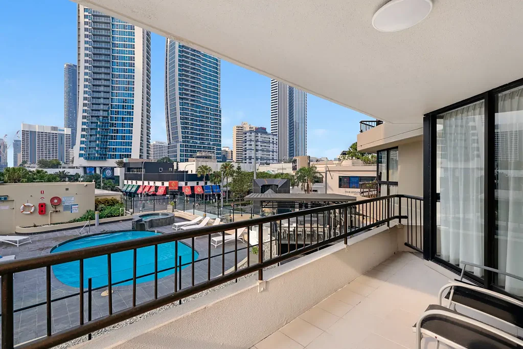 Surfers Paradise 1部屋 Bright North-Facing Apartment with Relaxed Poolside Outlook - Renovated