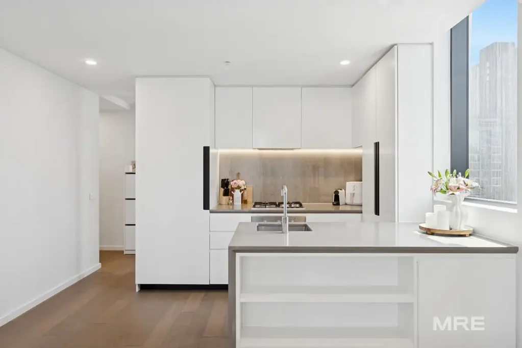 Melbourne 2房 当代设计 优质配置 朝北采光 石制厨房 高端电器 度假村设施 城市地址 低维护生活 Chic city living with first-class amenities