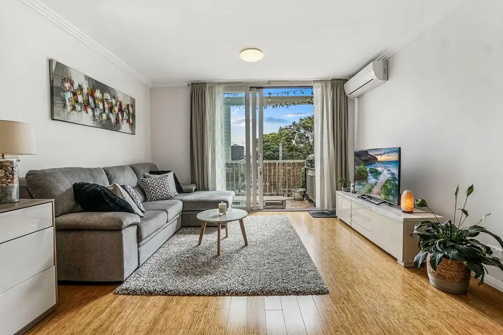 Modern Split-Level Apartment in the Heart of Petersham