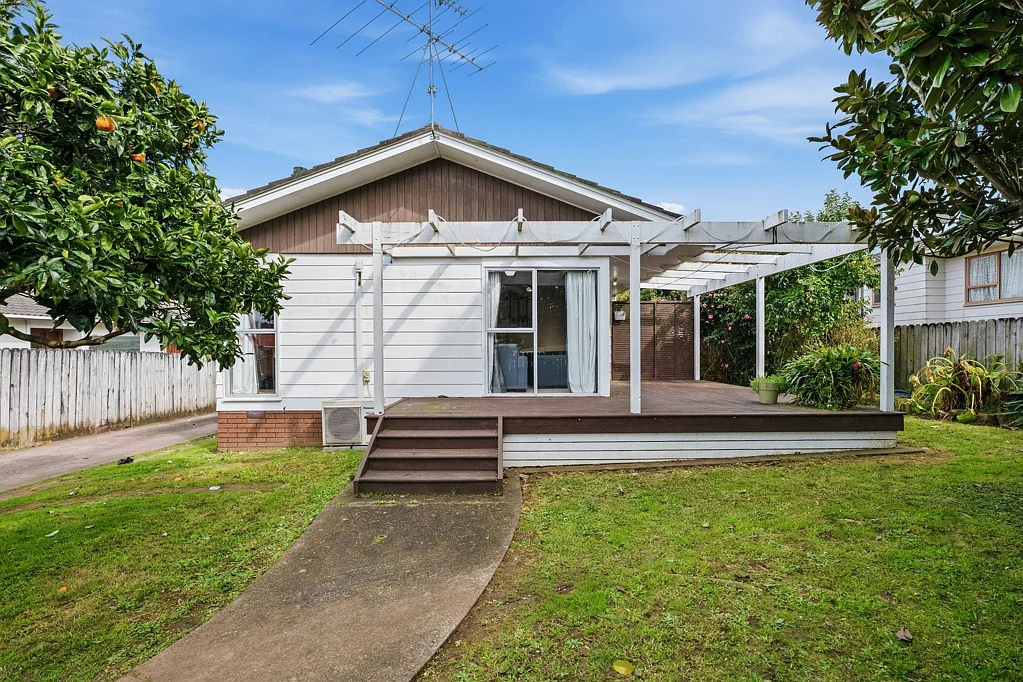 Manurewa 3कमरा FIRST HOME, RENO OR DEVELOPMENT - YOU CHOOSE
