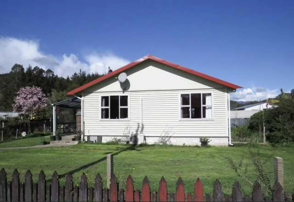 Reefton 2 Bedroom Cozy on the corner