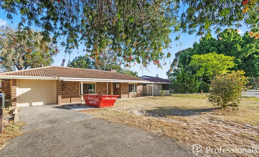FAMILY HOME WITH MASSIVE BACKYARD!