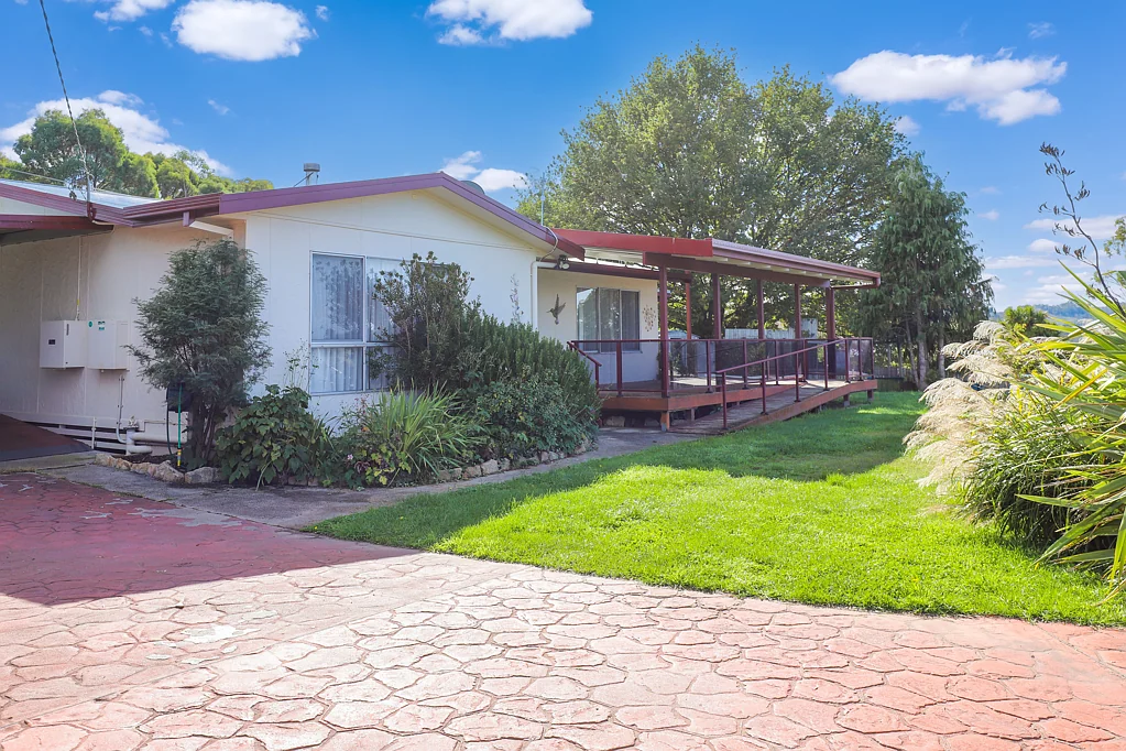 Bombala 4 Bedroom Commanding views and loads of space!