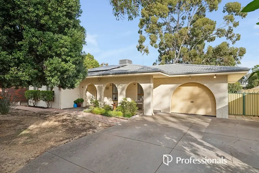 Kalamunda 3ห้องนอน Family Living on a Stunning North-Facing Block