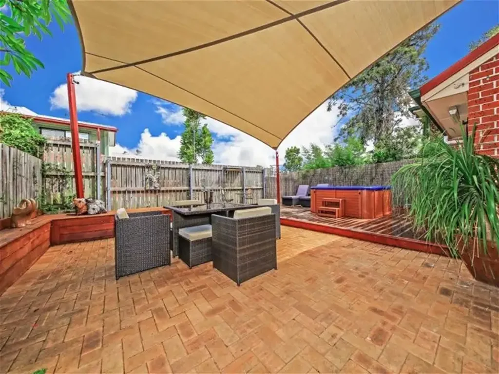 Stylish Renovated Townhouse with Private Spa  Walk to Train  Minutes to Oxford Street
