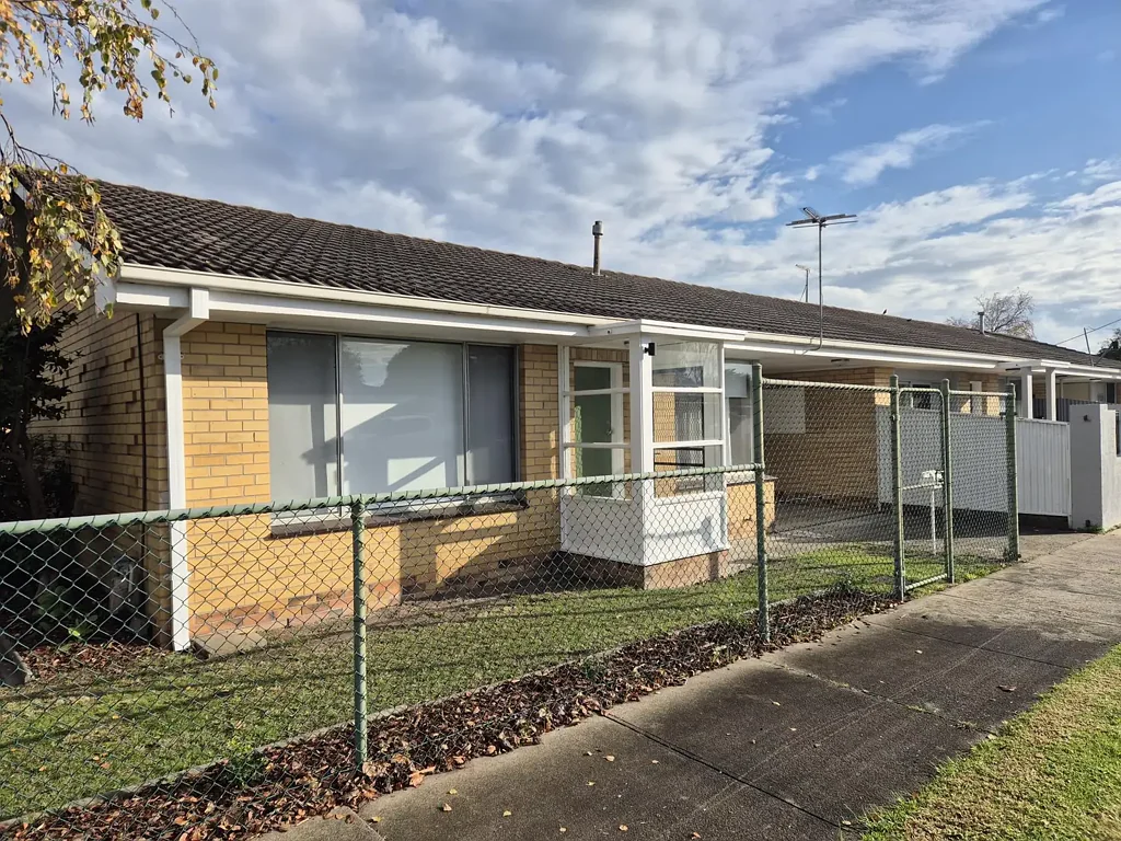 NEAT 2 BEDROOM CLOSE TO TOWN