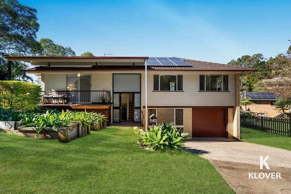 Arana Hills 3Zimmer Renovated Family Retreat on 690m² – Dual-Level Living with Leafy Entertaining Area 🌿