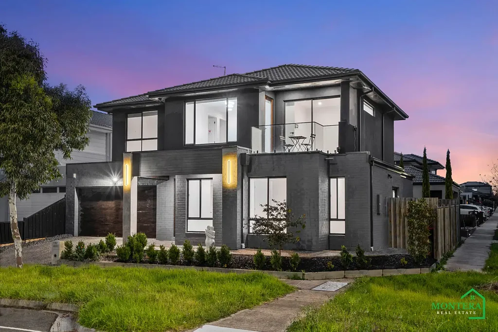 Mickleham 4房 设计师双层住宅 宽敞起居用餐 高端石材厨房 多个生活区 学习办公空间 豪华浴室 电动壁炉 遮盖户外区 公园景观阳台 高天花板 双车库 供暖制冷 靠近Coles学校公园 LUXURY FAMILY LIVING WITH DESIGNER FINISHES & PRIME LOCATION