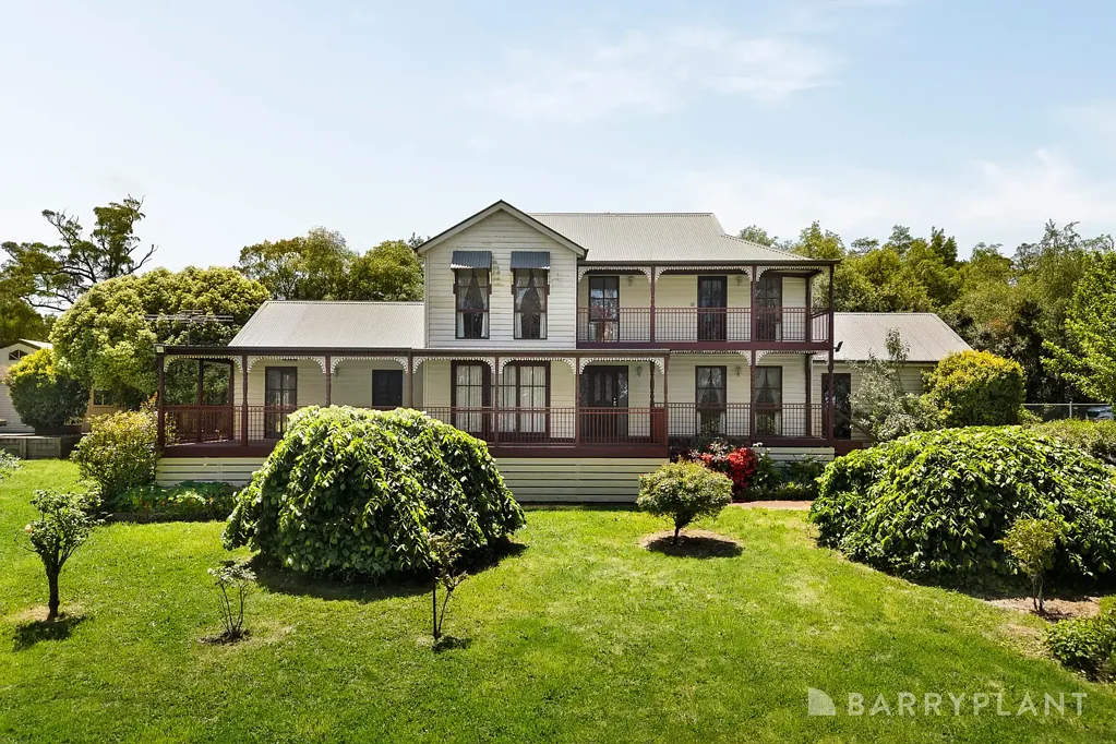 Kinglake 3બેડરૂમ Stunning Two-Story Weatherboard with Breathtaking Views on 2.2 Acres