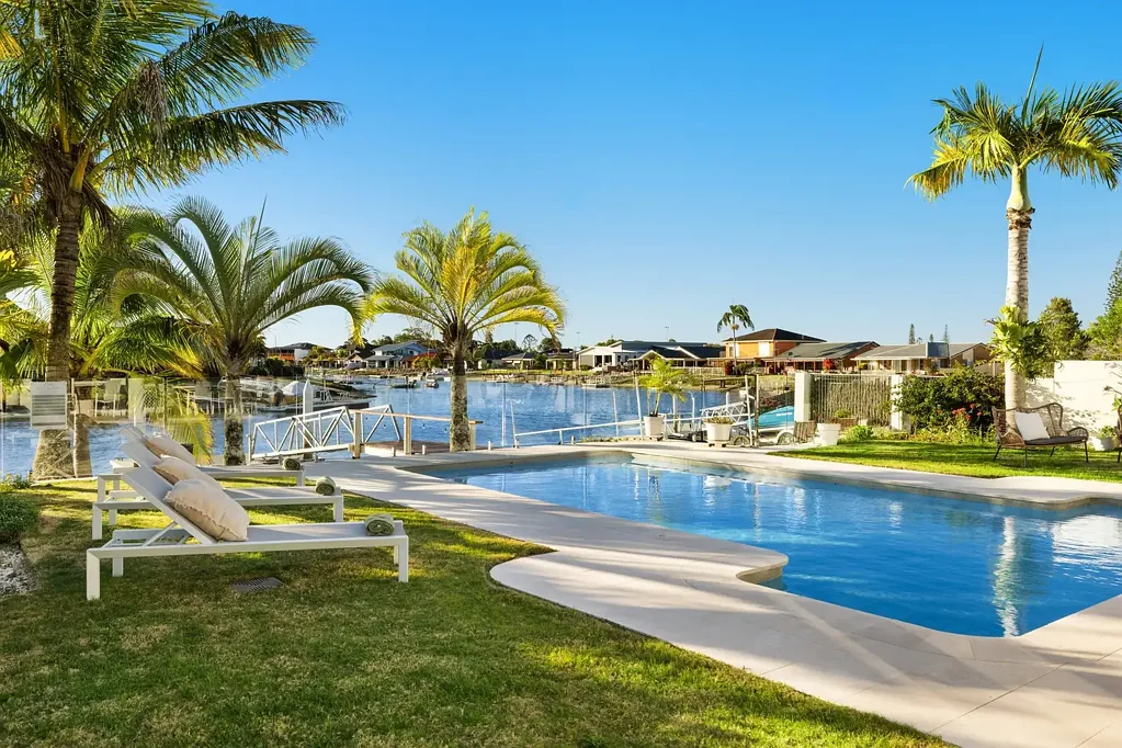 West Ballina 6ห้องนอน A Rare 972 sqm Waterfront Lifestyle with Space, Outlook and Connection.