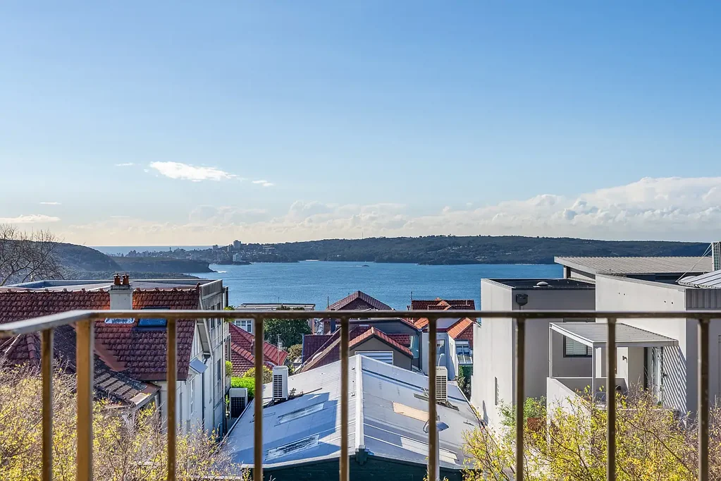 Mosman 2房 优雅砖砌公寓 海港全景视野 东北朝向 浅色调设计 宽敞阳台 共享屋顶露台 时尚Mosman Village中心 高品质厨房 双卧室舒适 经典浴室 安全设施 便捷步行生活 Sophisticated Village Living with Sweeping Harbour Views