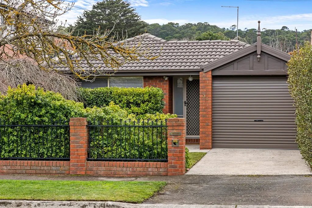 Ballarat East 3 Bedroom Central – Modern Low Maintenance Brick Veneer Home with Flexible Studio Space