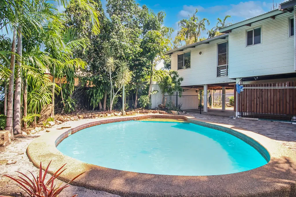 TROPICAL FAMILY RETREAT IN KARAMA

POOL SERVICE INCLUDED