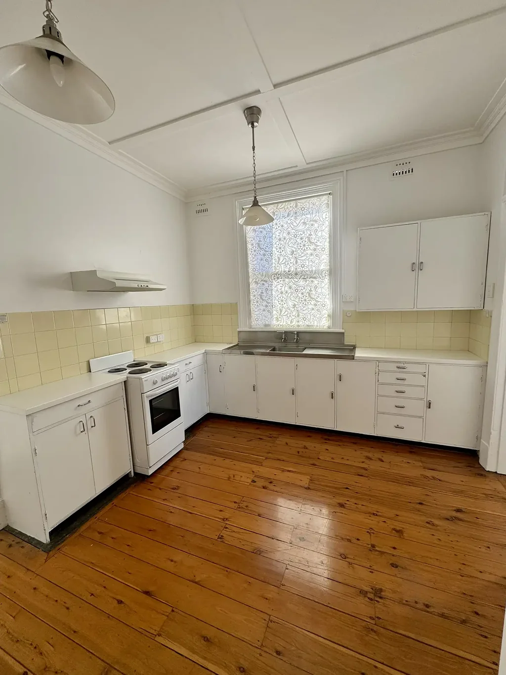 BEAUTIFULLY PRESENTED FLAT