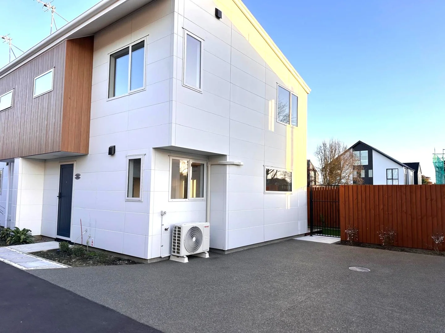 Modern 2-Bedroom Townhouse in Edgeware
