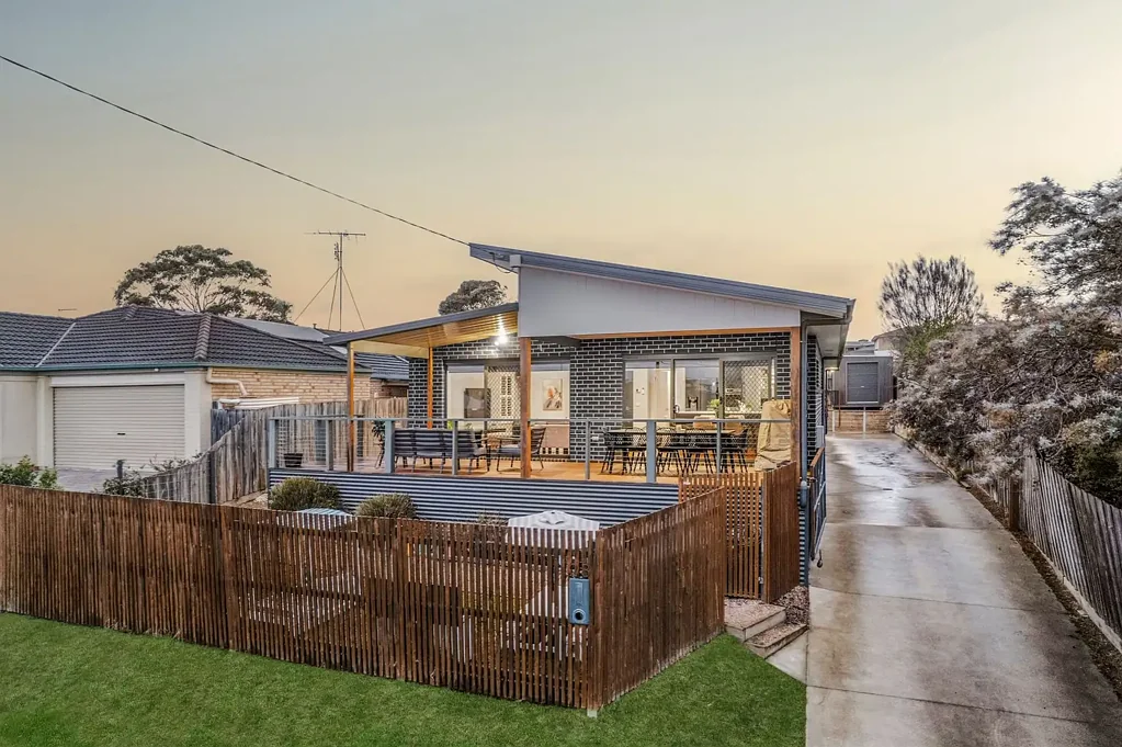Clifton Springs 4ਬੈੱਡਰੂਮ Uncomplicated Family Living with Bay Backdrop