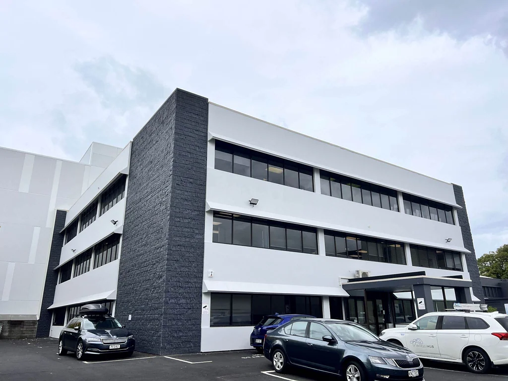 Epsom 225M² EPSOM OFFICE WITH 14 CAR PARKS