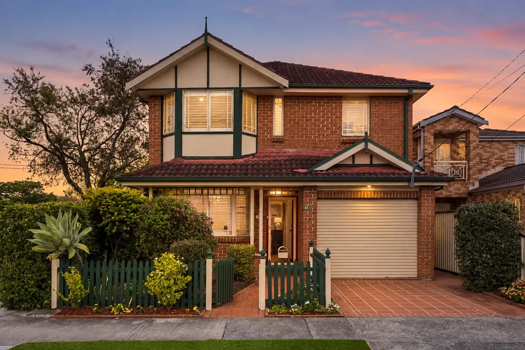Rosebery 5બેડરૂમ Beautifully Appointed Family Home On A Coveted Corner Block
