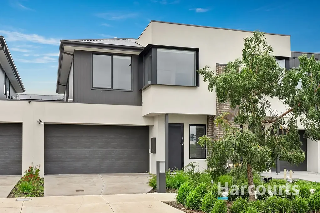 Officer 4Zimmer Designer Townhouse in Desirable Pocket Position