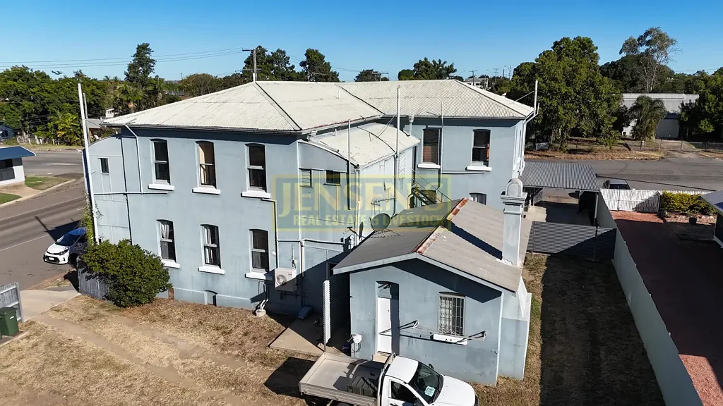 Charters Towers City 8Phòng ngủ Four units are situated on a corner block with space to expand.