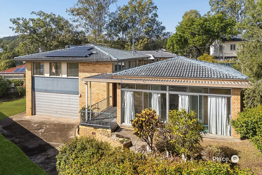 Tarragindi 3房 坚固砖砌建筑 地势较高私密 610sqm宽敞地块 世纪中期设计 10米临街30米后院 布里斯班热门郊区 绿树成荫街道 社区感强 连通性出色 步行学校公园 Renovation Ready Solid Brick Home on 610sqm in High Demand Pocket