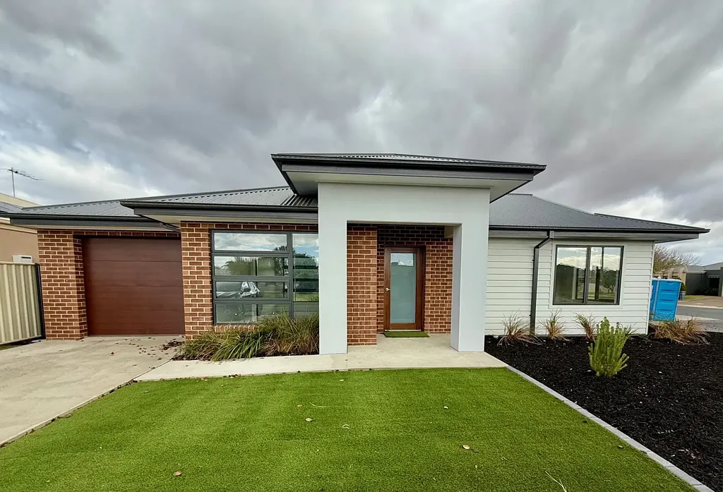 Stylish & Low-Maintenance 2 Bedroom Duplex Townhouse