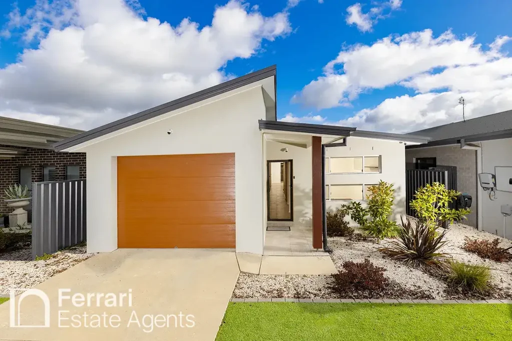 Orange 3 Slaapkamer Modern Comfort & Effortless Living