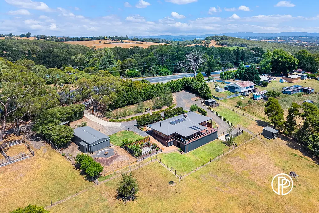 Woori Yallock 4침실 10 ACRES | COMMANDING BRICK HOME | BREATHTAKING MOUNTAIN VIEWS