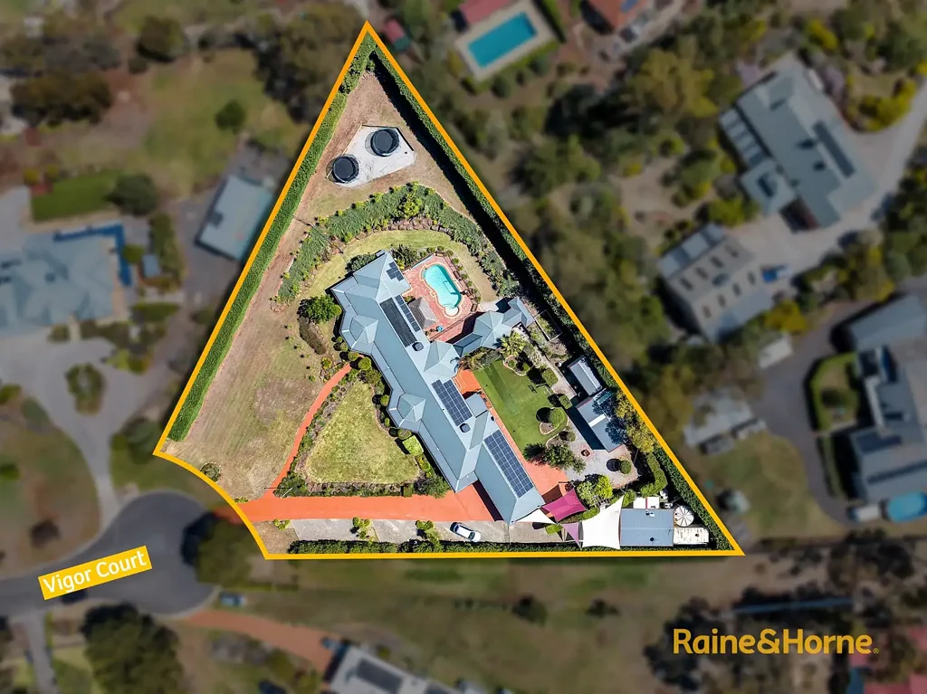 Darley 7房 Manning Estate私享 5800sqm阔地 七卧奢居 景观步道近邻 家校便捷 游泳池庭院 SPA休闲 三车库带电梯 太阳能高效 安全智能配置 独立 granny flat Expansive Family Sanctuary in Manning Estate