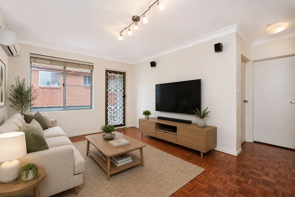 Freshly Painted Top Floor 2 Bedroom Apartment