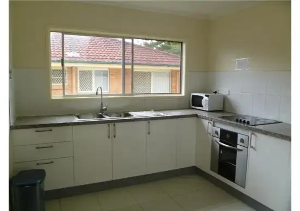 One room Walk to Griffith Uni & QU2 Hospital and 100m to city bus stops