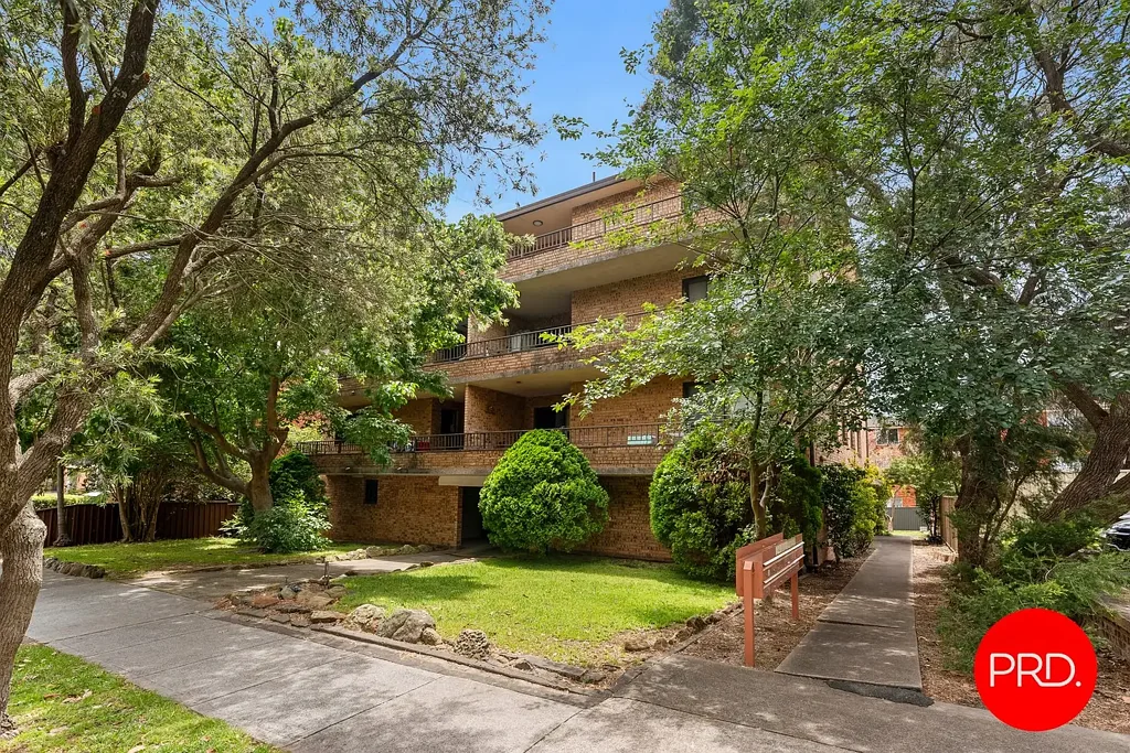 Carlton 2房 宽敞两居 东北朝向 110平米 阳光阳台 内部洗衣 车库安全 Spacious North-East Facing Apartment Only 200m to Carlton Station