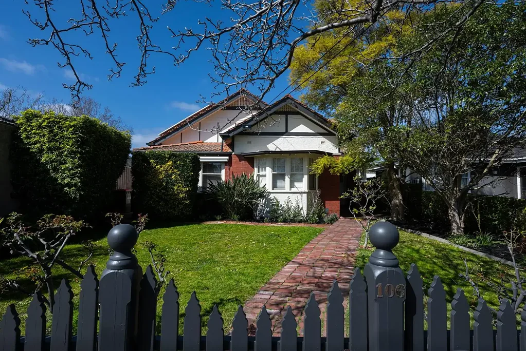 Malvern East 5Zimmer Period prominence, flawless function & positional prestige