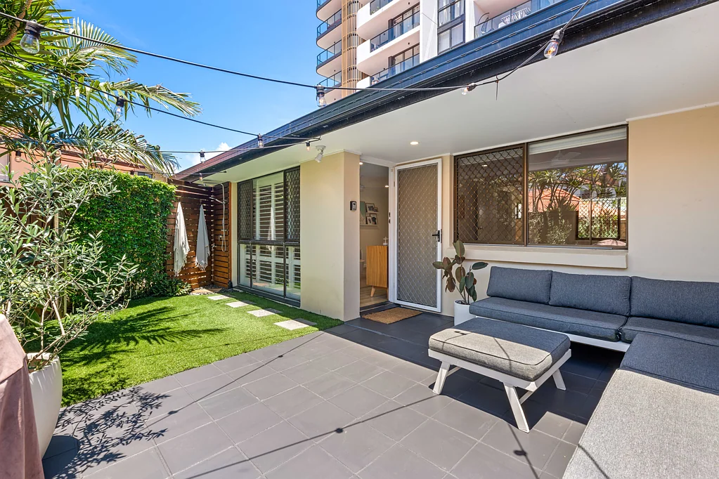 9/10 Twenty First Avenue, Palm Beach, QLD 4221