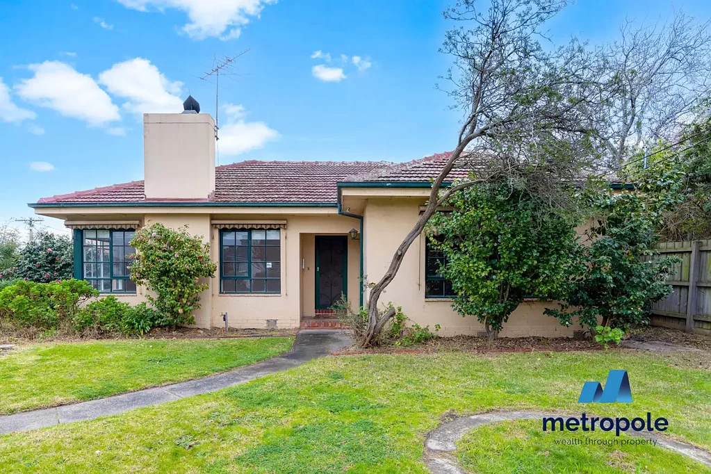 GREAT LOCATION IN MCKINNON SCHOOL ZONE!