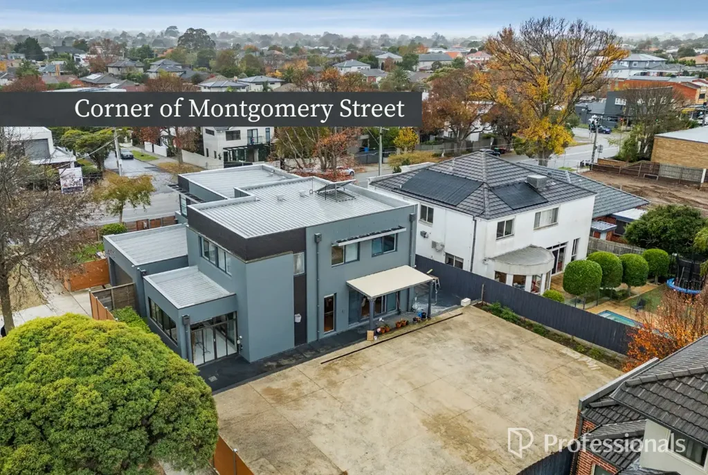 Brighton East 4 Slaapkamer Bayside's Best Kept Secret: Corner Block with Separate Title Potential