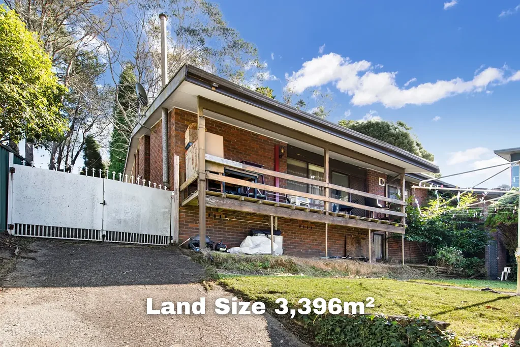 Wentworth Falls 4房 3,396㎡超大砖面宅 新鲜矿泉水 高天花板 四卧带套间 壁炉客厅 全设备厨房 双车库 私密花园 步行便利 Spacious Family Home on a Sprawling 3,396m² Block of Land