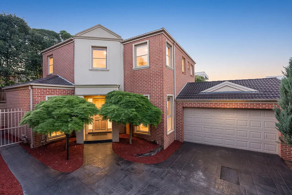 Templestowe 4कमरा Georgian-Inspired Rear Townhouse with 4 Bedrooms, Study & Double Garage