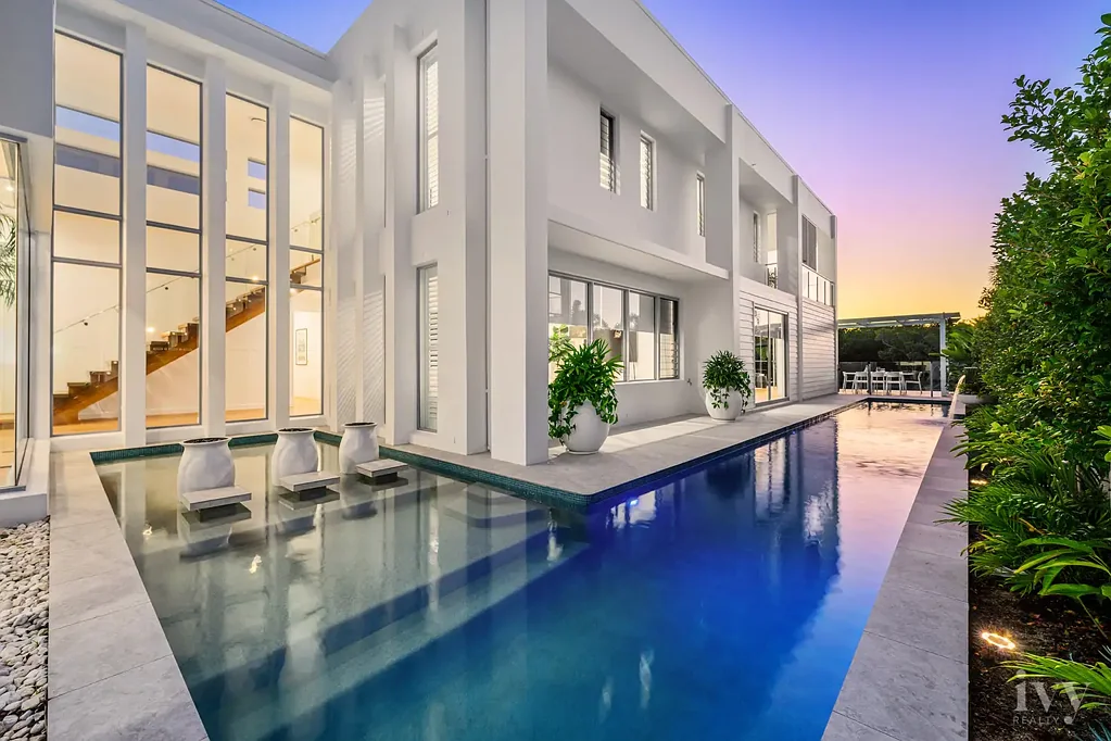Hope Island 4બેડરૂમ Contemporary Riverfront Luxury in Exclusive Gracemere Estate