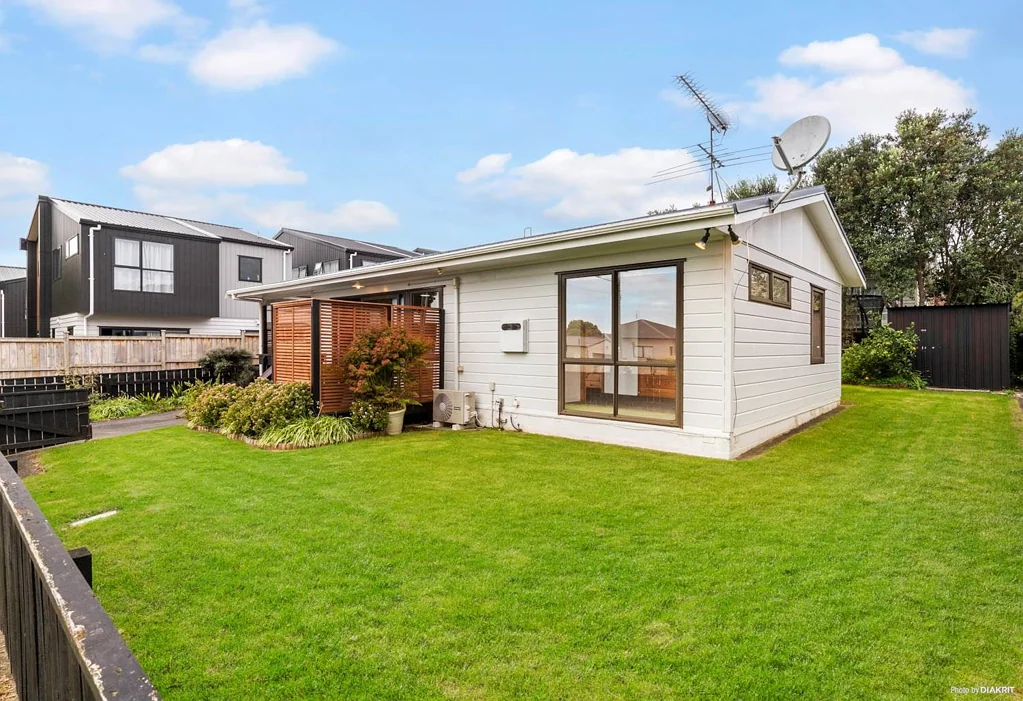 Gorgeous sunny warm 2 bedroom home