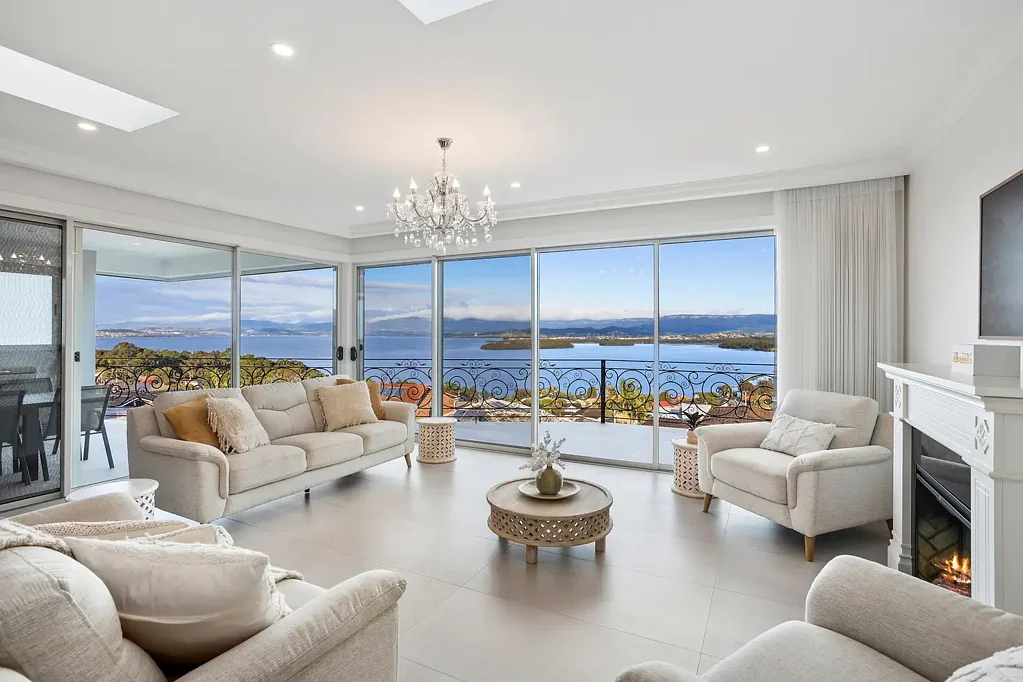 Lake Heights 4Kwarto Timeless luxury with a panoramic lake view