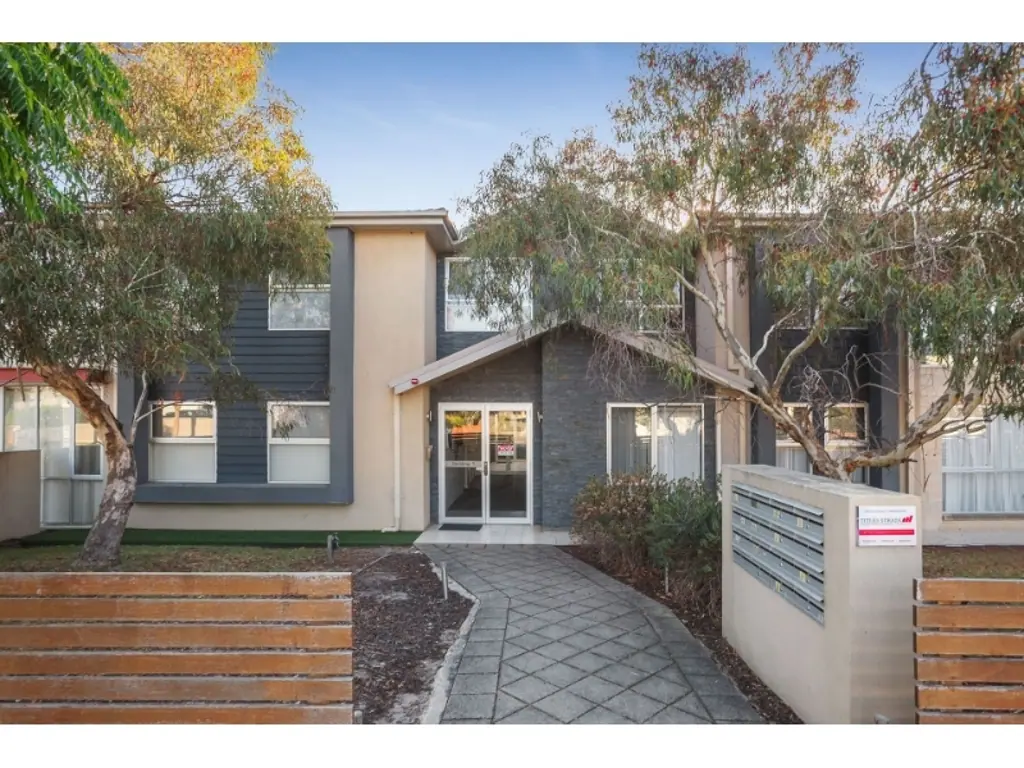 Stylish Boutique Apartment with Courtyard & Double Parking!