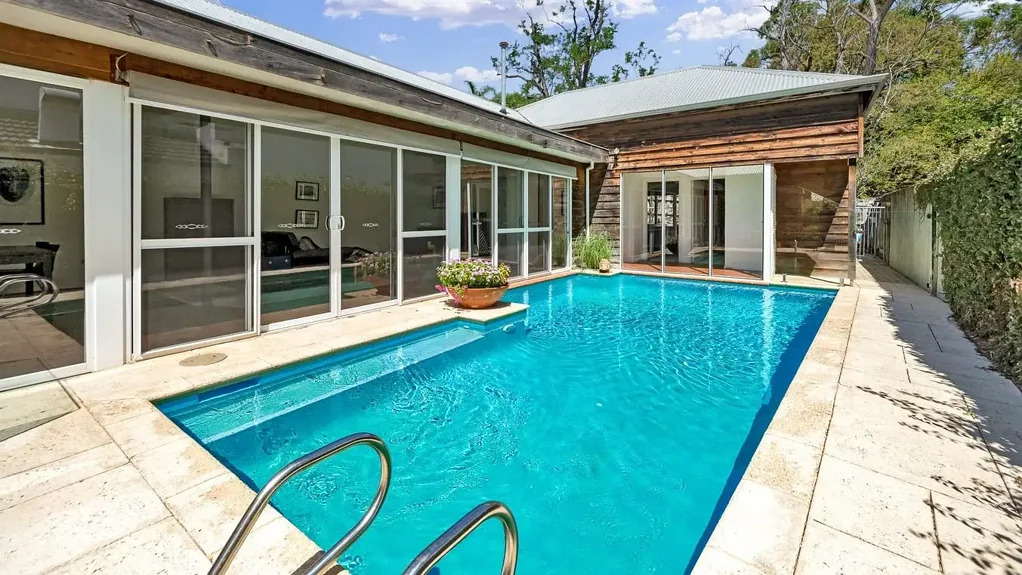 Family home in fabulous location within walking distance to the beautiful Swan River