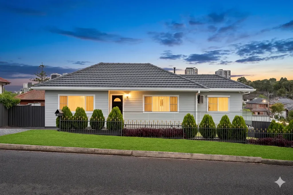Merrylands 3房 北向转角地块 505平米 宽敞临街面 开发潜力大 三卧带柜 独立客餐区 大型石材厨房 全屋木地板 车库近Merrylands商圈 ZONED R3 - High-Exposure Corner Block in Prime Location - Build, Invest or Move Straight In